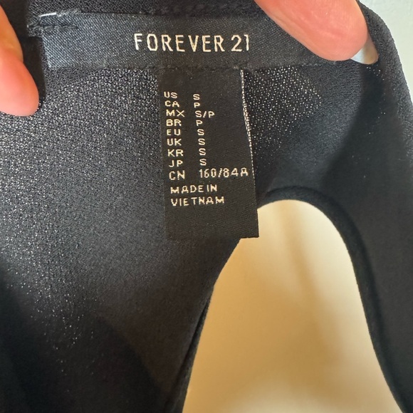 Forever 21 Black Crop Cut Out Flowy Tank Top - Picture 3 of 3